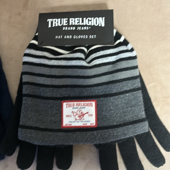 Bundle True religion -Two  hats & Two gloves - Picture 7 of 14